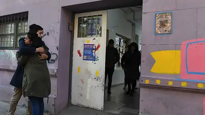 Familias de niños y niñas del jardín de infantes de la escuela N°20 acusan a tres maestras de la institución. Familias de niños y niñas del jardín de infantes de la escuela N°20 acusan a tres maestras de la institución.