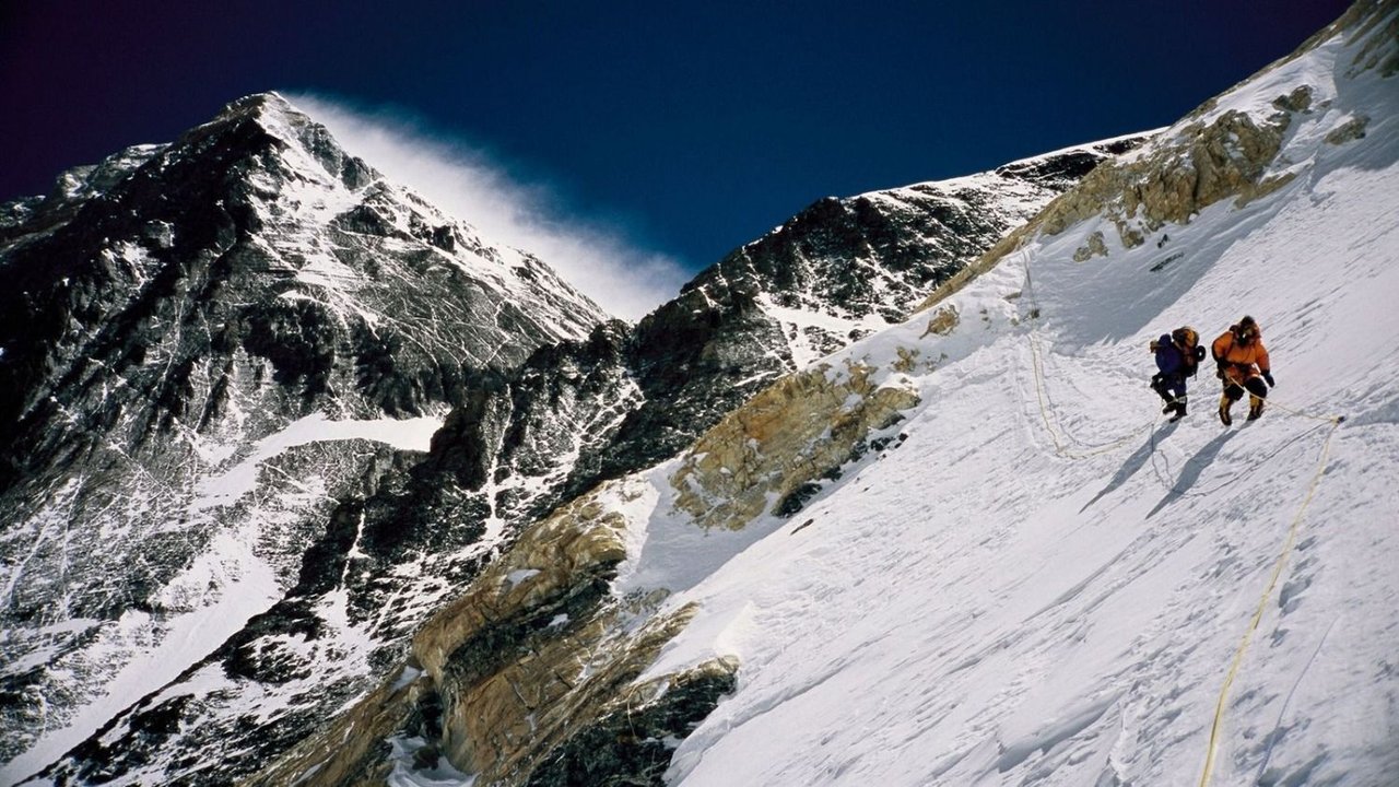 Un alpinista estadounidense de 69 años murió en el Monte Everest.