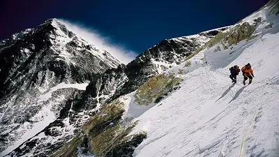 Un alpinista estadounidense de 69 años murió en el Monte Everest. Un alpinista estadounidense de 69 años murió en el Monte Everest.