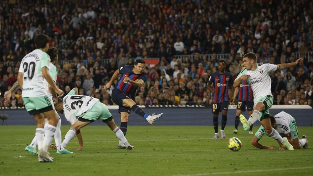 Un gol de Alba acerca más la liga al Barcelona ante un Osasuna con 10 hombres