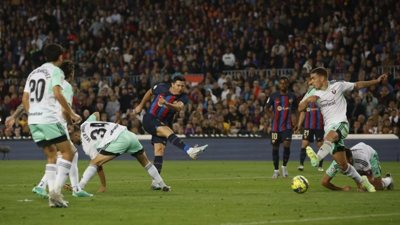 Un gol de Alba acerca más la liga al Barcelona ante un Osasuna con 10 hombres