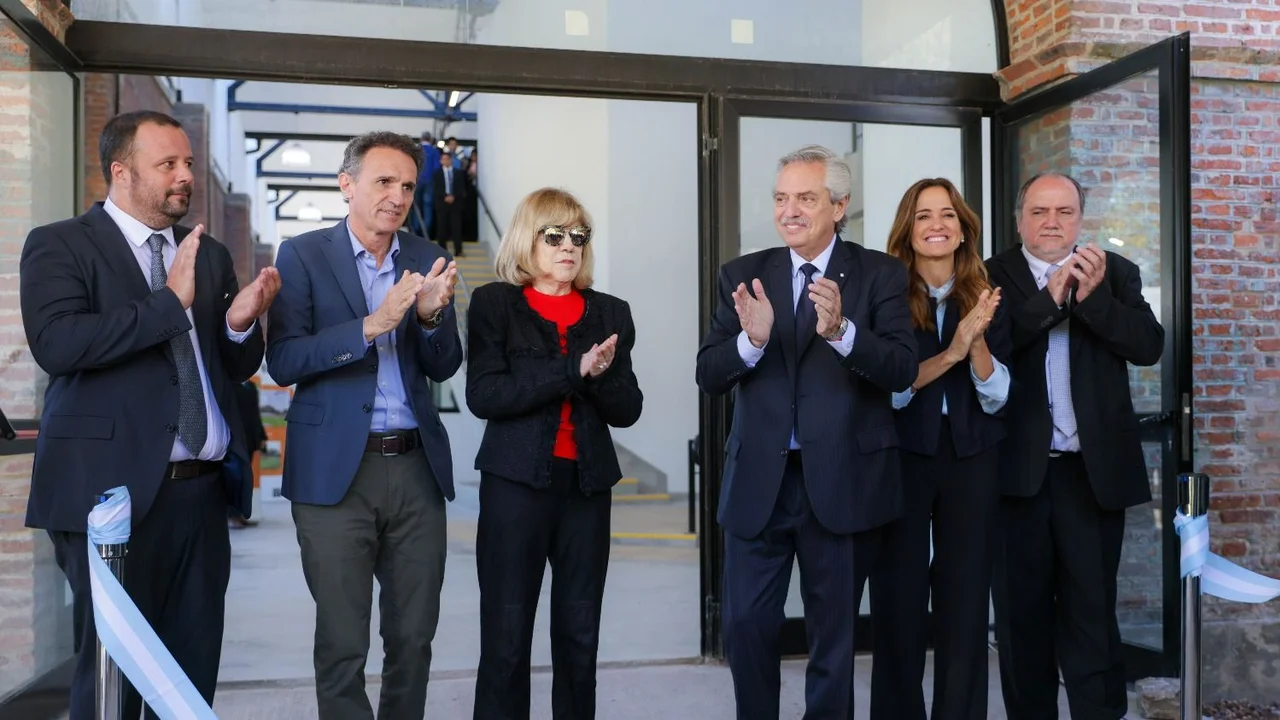 El Presidente inauguró dos nuevos edificios en la UNLa: "Invertir en educación es apostar al futuro"