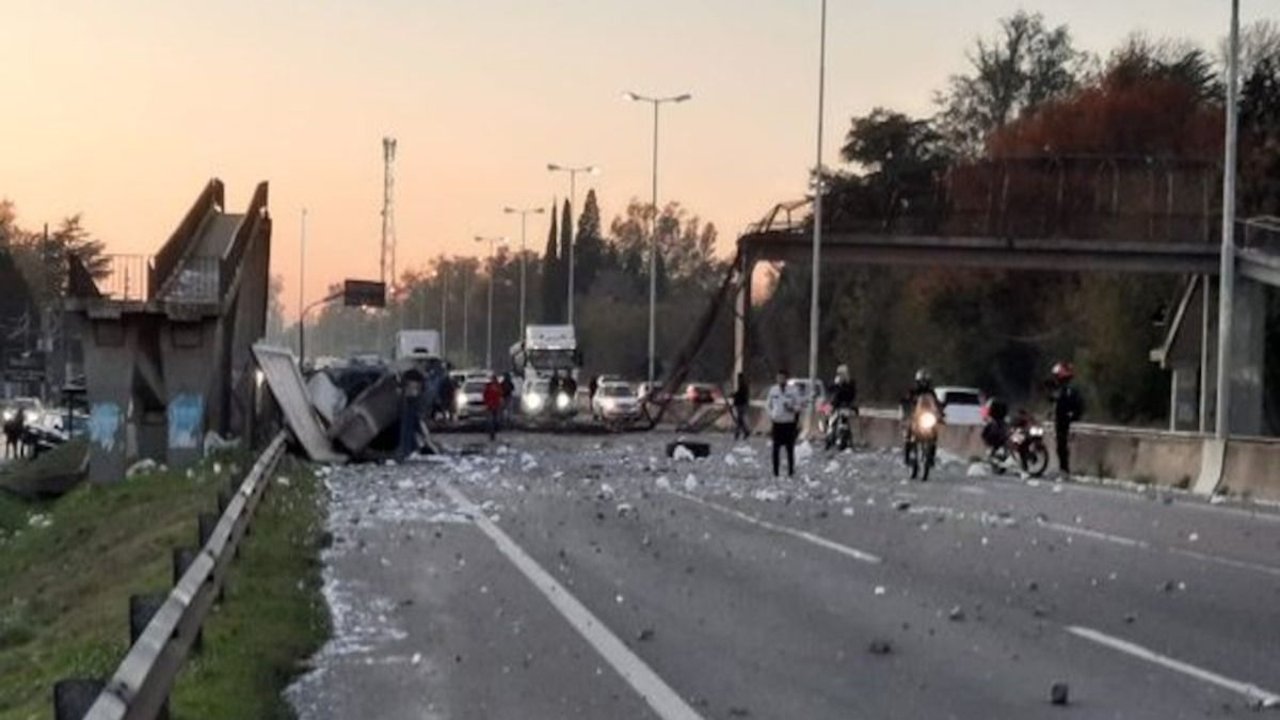 Video: un camión derribó un puente peatonal de la autopista Panamericana