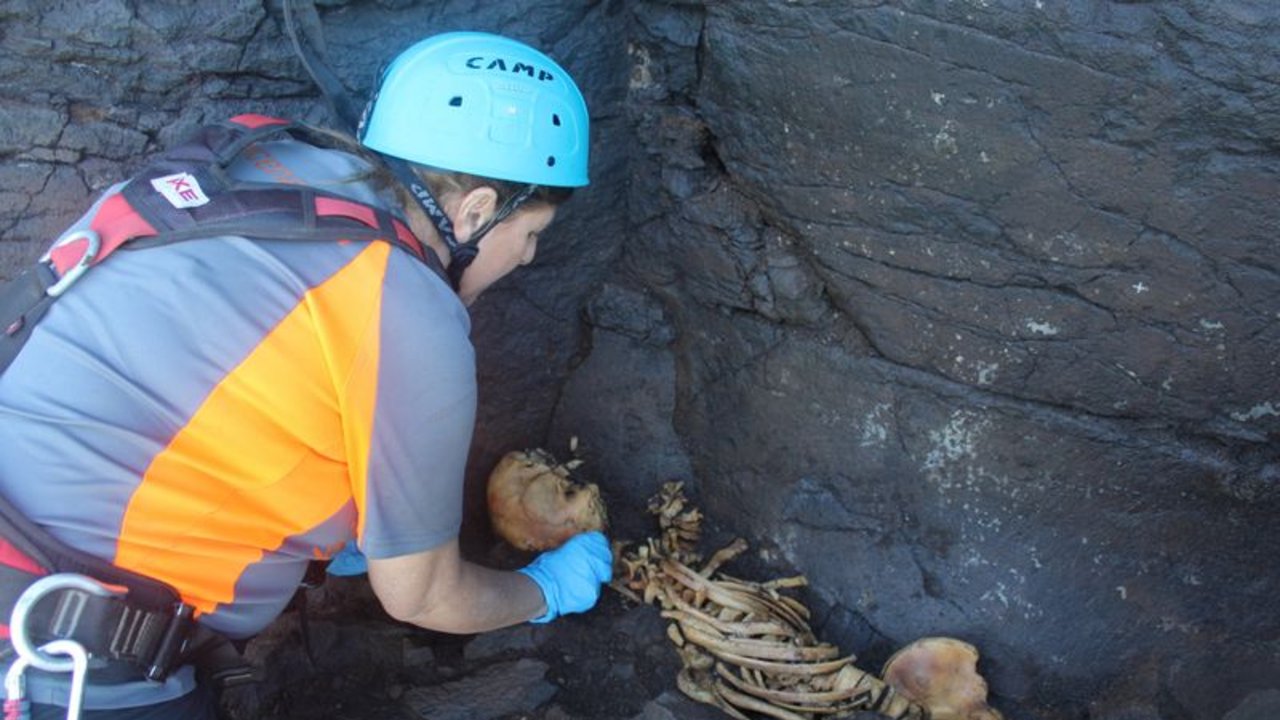 Científicos españoles tratan de desvelar el misterio de los esqueletos en una cueva de Canarias