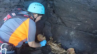 Científicos españoles tratan de desvelar el misterio de los esqueletos en una cueva de Canarias Científicos españoles tratan de desvelar el misterio de los esqueletos en una cueva de Canarias