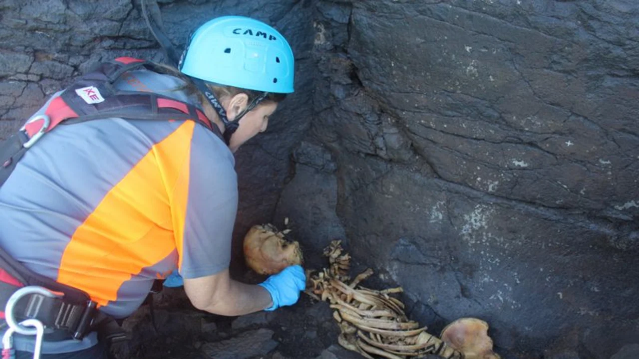 Científicos españoles tratan de desvelar el misterio de los esqueletos en una cueva de Canarias