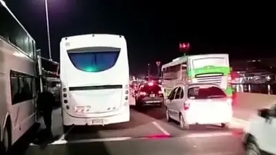 Corte en la autopista Buenos Aires- La Plata por un reclamo de dueños de micros Corte en la autopista Buenos Aires- La Plata por un reclamo de dueños de micros