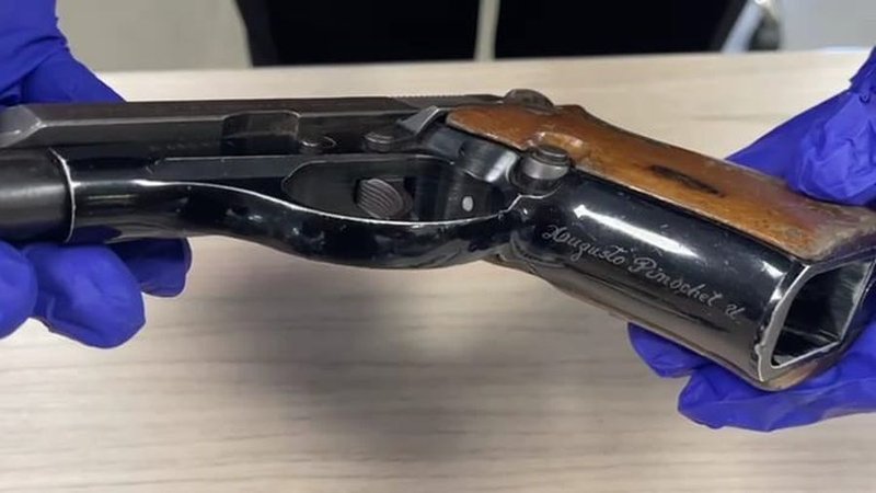 La policía chilena halló una pistola de Pinochet perdida en 2014