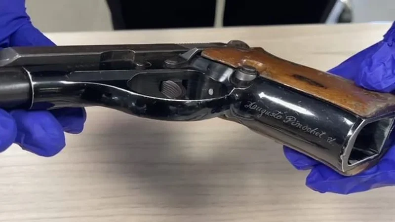 La policía chilena halló una pistola de Pinochet perdida en 2014