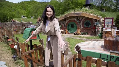 Cuatro hermanas excavan una aldea hobbit en las colinas de Bosnia Cuatro hermanas excavan una aldea hobbit en las colinas de Bosnia