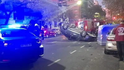 Caballito: chocó, volcó y se fugó mientras una mujer quedó herida Caballito: chocó, volcó y se fugó mientras una mujer quedó herida
