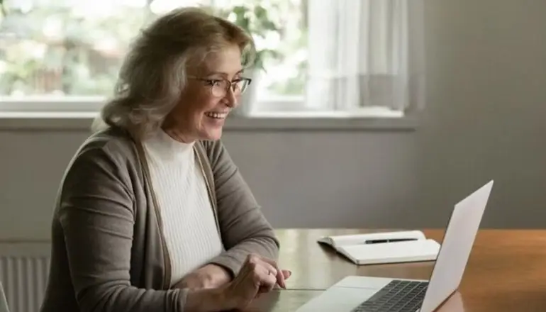 Mujer adulta mirando PC