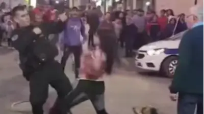 Video. Una mujer que estaba borracha tuvo una violenta pelea con un policía en Jujuy. Video. Una mujer que estaba borracha tuvo una violenta pelea con un policía en Jujuy.