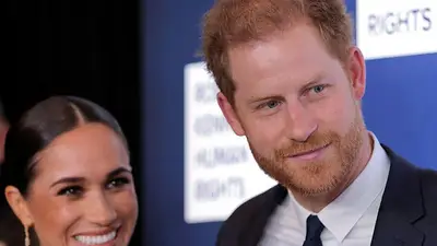 Príncipe Enrique y Meghan, involucrados en "persecución de autos casi catastrófica" con pararazzi: portavoz Príncipe Enrique y Meghan, involucrados en "persecución de autos casi catastrófica" con pararazzi: portavoz