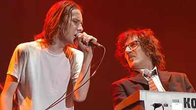 Migue García cantando junto a Charly García Migue García cantando junto a Charly García