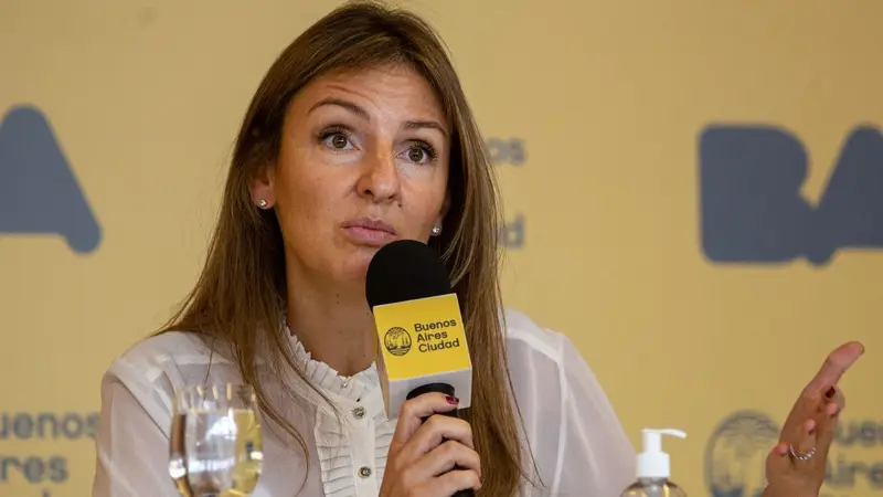 Acuña acusó a los gremios docentes de "usar a la escuela como campo de batalla partidaria"