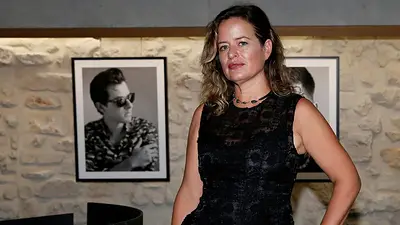 Multan a la hija de Mick Jagger por agredir a un policía en España Multan a la hija de Mick Jagger por agredir a un policía en España