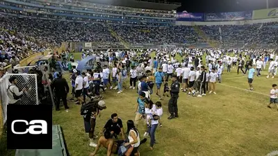Tragedia en una cancha de fútbol: doce personas murieron en una estampida en el Salvador Tragedia en una cancha de fútbol: doce personas murieron en una estampida en el Salvador