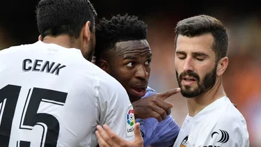 Vinícius Jr llama racistas a LaLiga y a España tras insultos, brasileño es expulsado ante Valencia