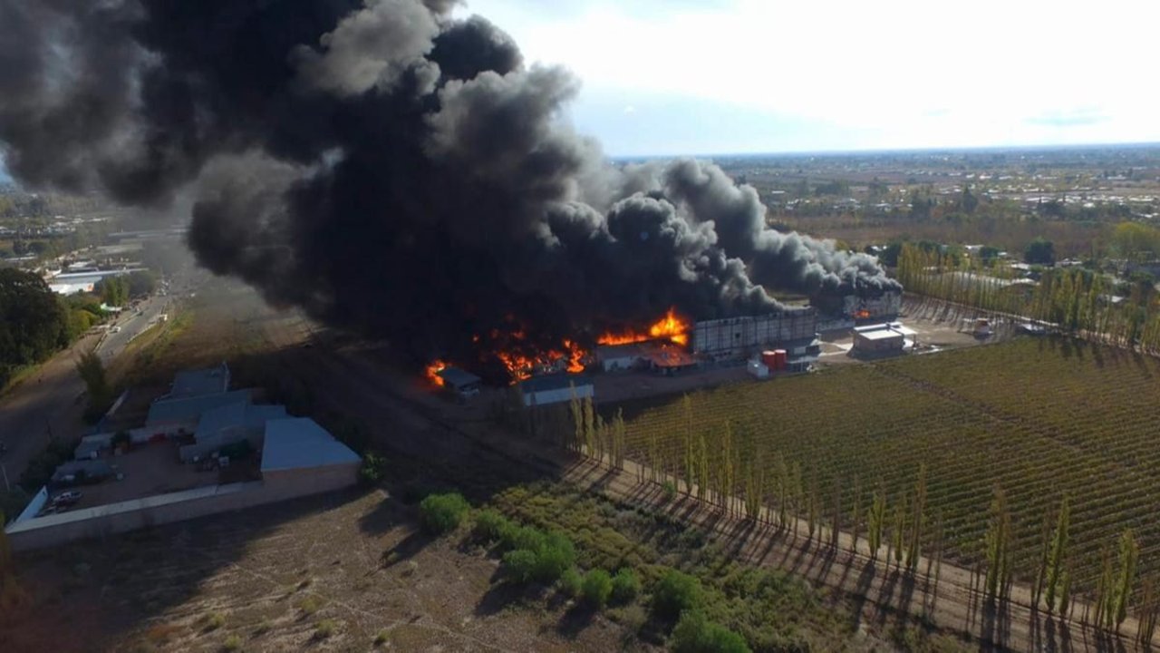 Impactantes imágenes: se incendió una fábrica de plásticos en Mendoza y el fuego no cesa