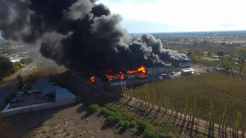 Impactantes imágenes: se incendió una fábrica de plásticos en Mendoza y el fuego no cesa