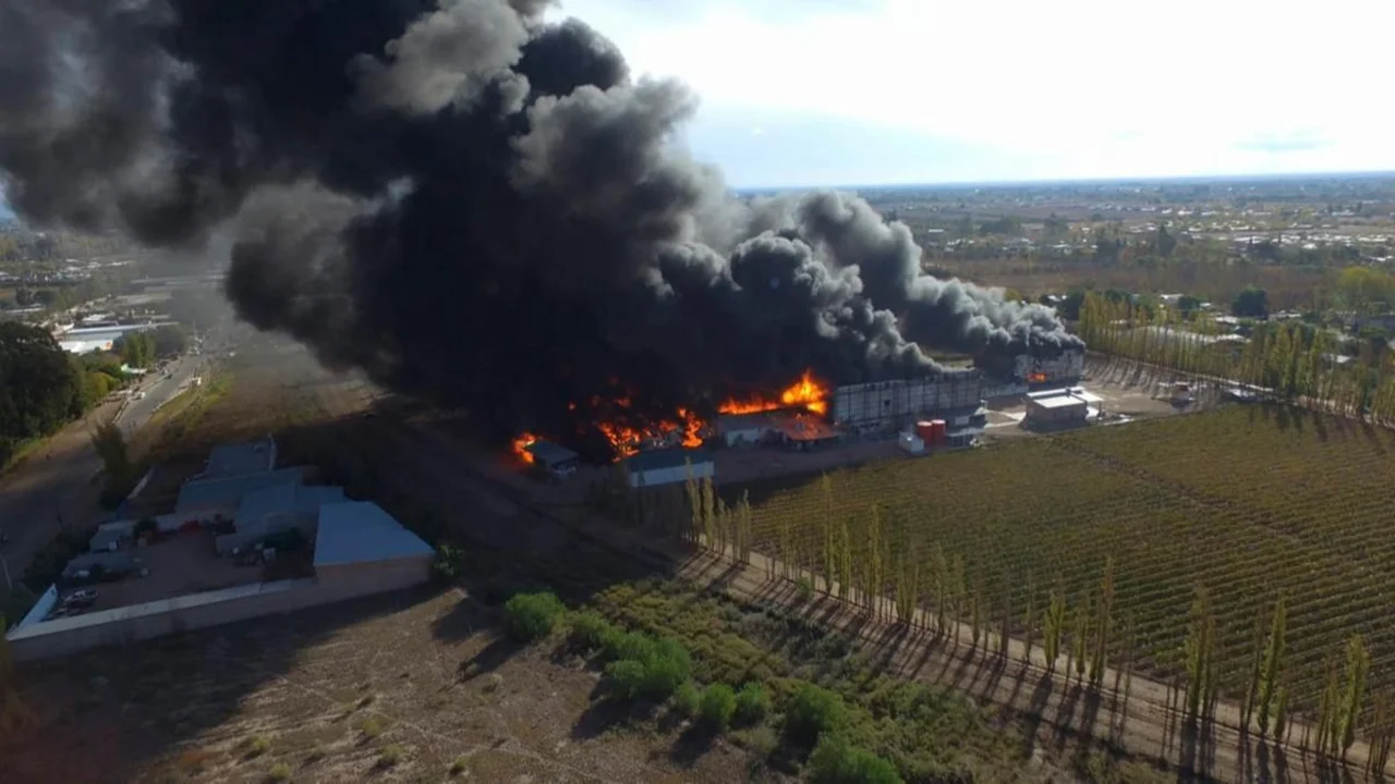 Impactantes imágenes: se incendió una fábrica de plásticos en Mendoza y el fuego no cesa
