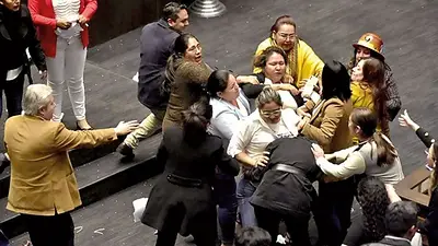 Legisladores de Bolivia se trenzaron a golpes en medio de una sesión del Congreso Legisladores de Bolivia se trenzaron a golpes en medio de una sesión del Congreso