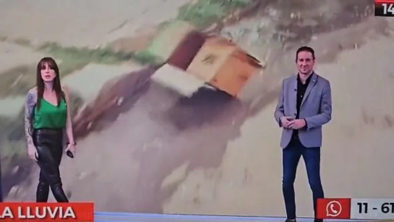 Papelón en vivo en Crónica TV por un micrófono abierto.