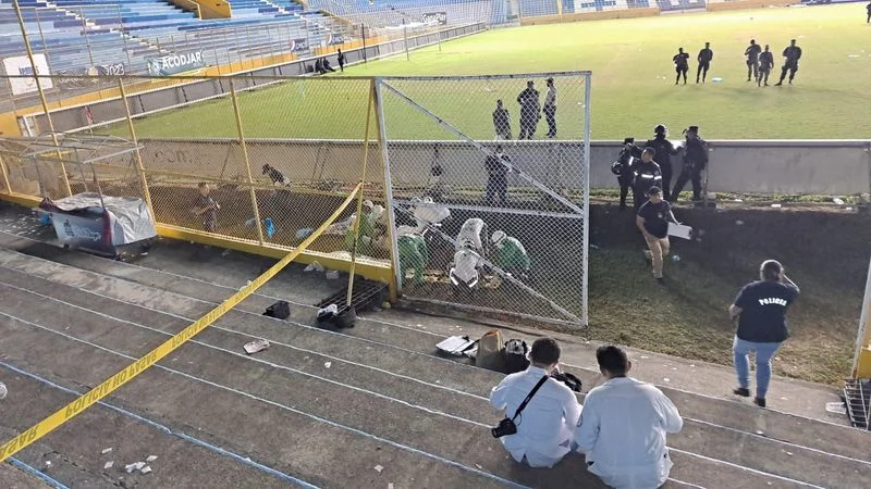 Ordenan detención de cinco personas por mortal estampida en estadio de El Salvador