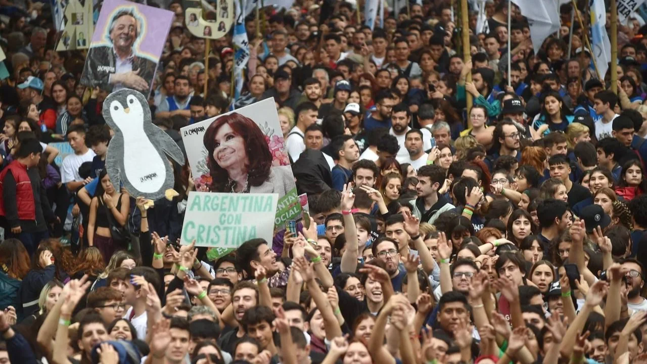Cristina Kirchner en Plaza de Mayo: cómo la esperan los militantes y el color de la marcha