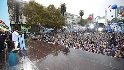 Cristina en Plaza de Mayo y su mensaje al macrismo: "Genios, nosotros pagamos la deuda, los kukas" Cristina en Plaza de Mayo y su mensaje al macrismo: "Genios, nosotros pagamos la deuda, los kukas"