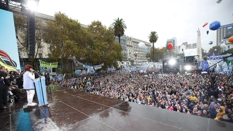 Cristina en la Plaza de Mayo: "Hay que renovar el pacto democrático"