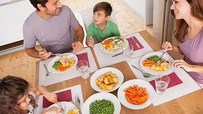 Familia cenando Familia cenando