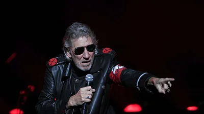 Waters dice que atuendo de estilo nazi que usó en concierto de Berlín es una proclama antifascista Waters dice que atuendo de estilo nazi que usó en concierto de Berlín es una proclama antifascista