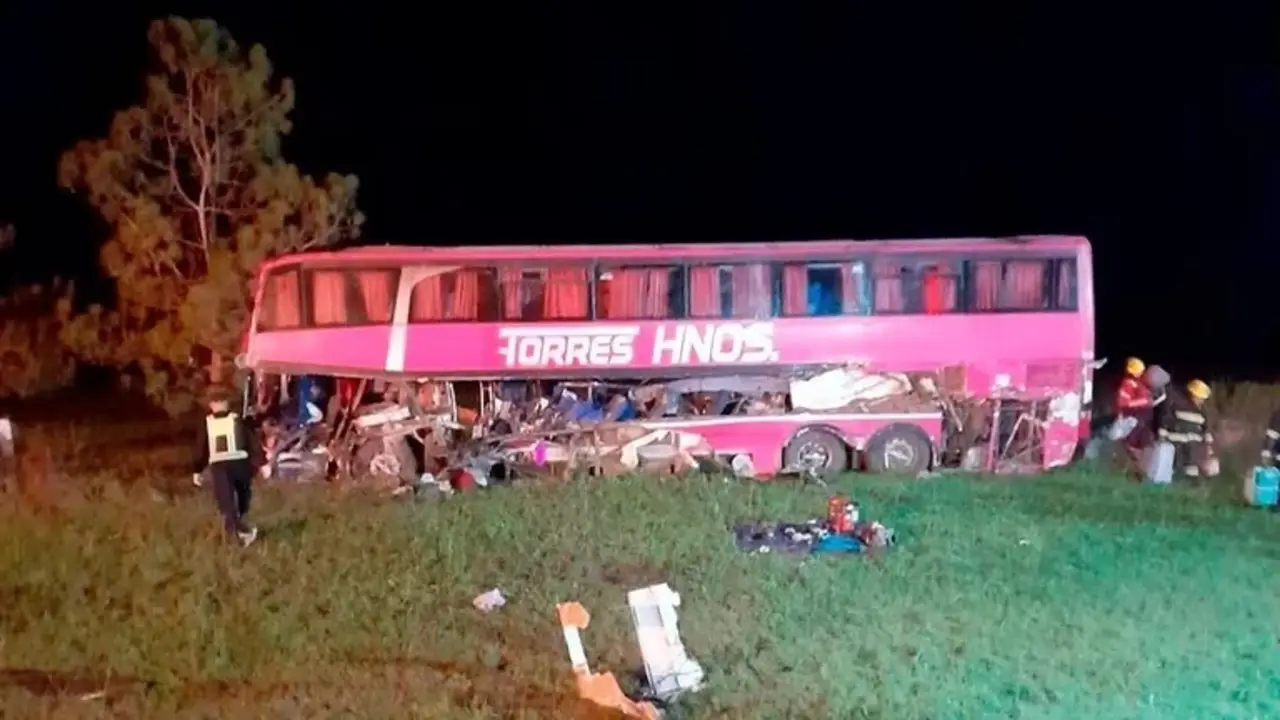 Cinco muertos y cuatro heridos tras chocar un micro en Santa Fe