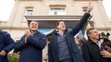 Tras el acto del 25, Massa, Wado y Axel suman postales campaña