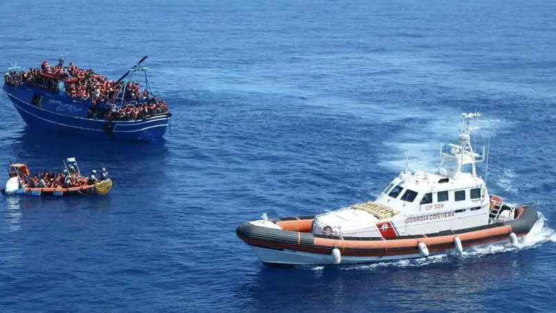 Salvataje récord: rescatan a 599 personas de un naufragio en el Mediterráneo