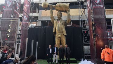La insólita explicación de la parte más polémica de la estatua de Gallardo: "Me gusta"