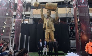 La insólita explicación de la parte más polémica de la estatua de Gallardo: "Me gusta" | River plate