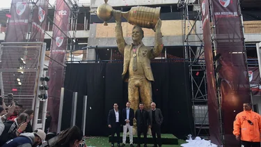 La insólita explicación de la parte más polémica de la estatua de Gallardo: "Me gusta"