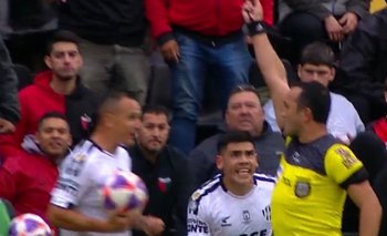 Otro escándalo: el árbitro Espinoza empujó a un futbolista en pleno partido | Fútbol argentino