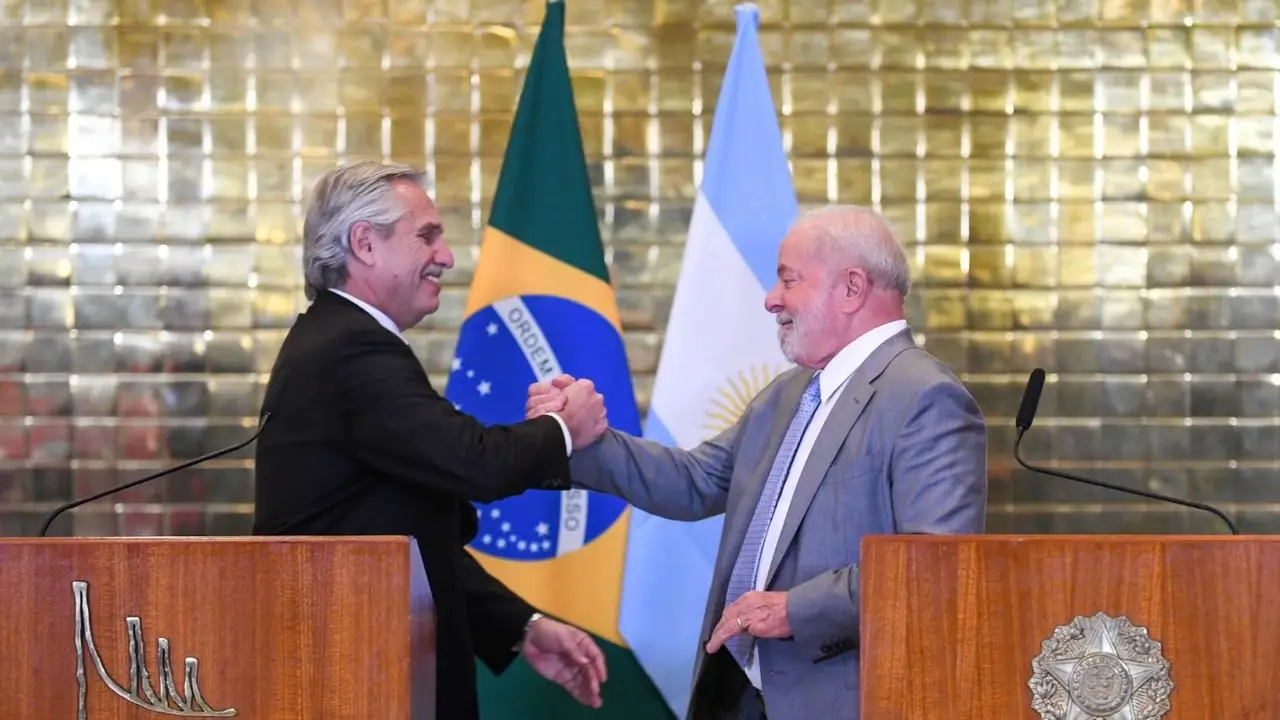 Alberto llegó a Brasilia para relanzar la Unasur junto a Lula