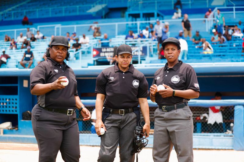 Primer equipo femenino de árbitros de béisbol en Cuba imparte justicia en Serie Nacional | Cuba