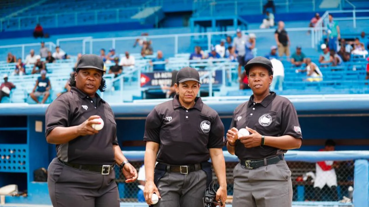 Primer equipo femenino de árbitros de béisbol en Cuba imparte justicia en Serie Nacional