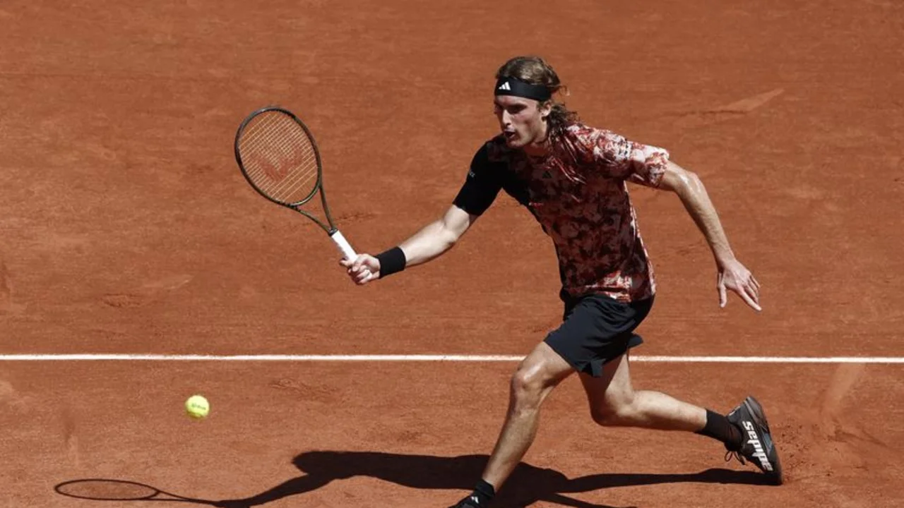 Tsitsipas avanza tranquilo a tercera ronda del Abierto de Francia, controversia de Djokovic continúa