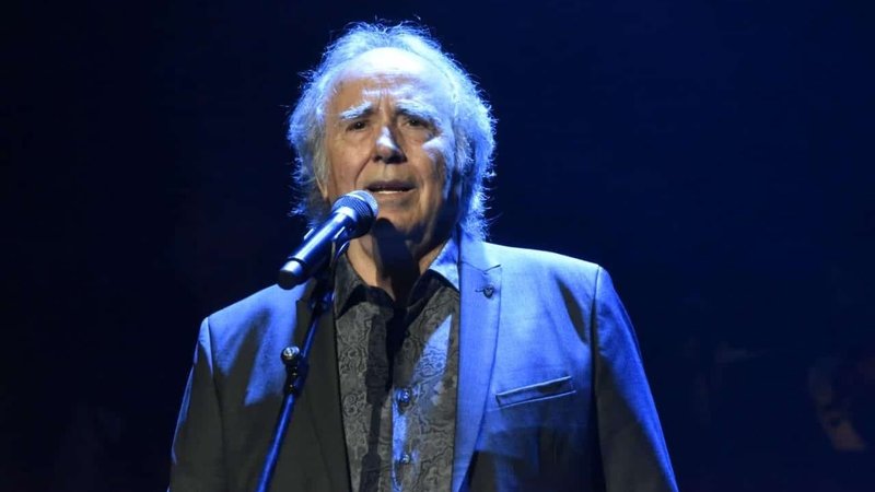 Joan Manuel Serrat cantando conmovido