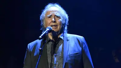 Joan Manuel Serrat cantando conmovido Joan Manuel Serrat cantando conmovido
