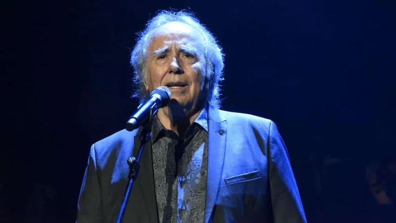 Joan Manuel Serrat cantando conmovido