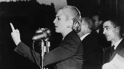 Fotografía de Eva Duarte de Perón hablando en la Plaza de Mayo Fotografía de Eva Duarte de Perón hablando en la Plaza de Mayo