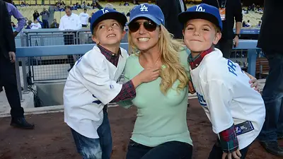 Britney Spears, junto a sus hijos, cuando eran pequeños Britney Spears, junto a sus hijos, cuando eran pequeños